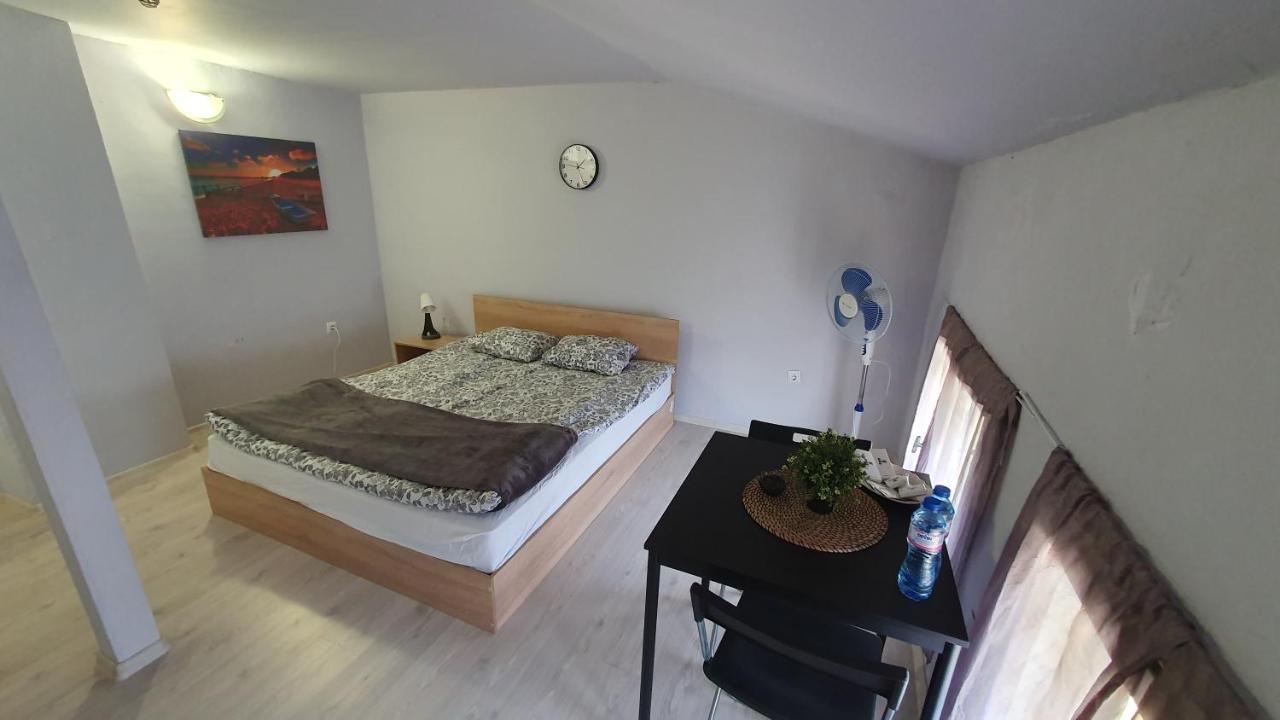 Ferienwohnung Стаи За Гости Sun House Warna Exterior foto